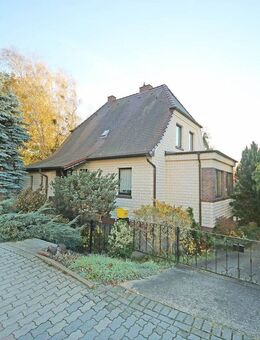 freistehendes Einfamilienhaus mit 7 Garagen in zentraler Lage von Lutherstadt Wittenberg - Wittenberg (Lutherstadt)