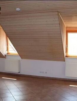 Schöne gemütliche 3-Zi-DG-Wohnung mit Wohnküche, Bad mit Dusche und Wanne - Wildenberg