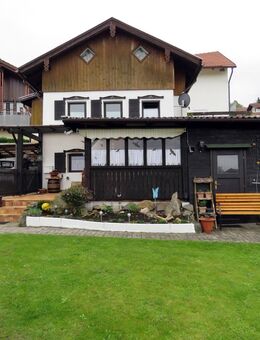 Einfamilienhaus im Landhausstil in ruhiger und sonniger Stadtrandlage mit Weitblick in Viechtach - Viechtach