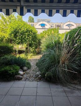 Möblierte Gartenwohnung mit detailverliebtem Gartenjuwel - zentral, ruhig & sofort bezugsfrei! - Gersthofen