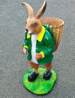 Dekofigur Hase mit Kiepe auf dem Rücken Ostern Osterhase Gartendeko - Hergisdorf