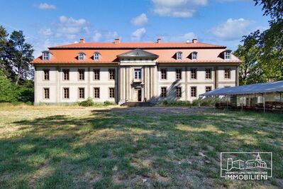 Teilsaniertes Schloss des Klassizismus zwischen Leipzig und Dessau