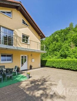Zweifamilienhaus| ca. 215 m² Wohnfläche | ca. 3.500 m² Grundstück | Anbau von 2002 | 2 Garagen - Heimbach (Rheinland-Pfalz)