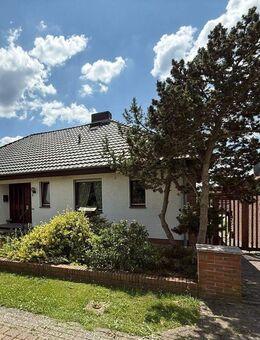 Idyllisches Wohnen: Moderner Winkelbungalow mit Einliegerwohnung und Ausbaureserve in beliebter Ortslage - Duingen