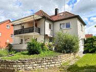 Zweifamilienhaus mit einer vermieteten und einer freien Wohnung sowie großem Garagengebäude - Roth (Bayern)