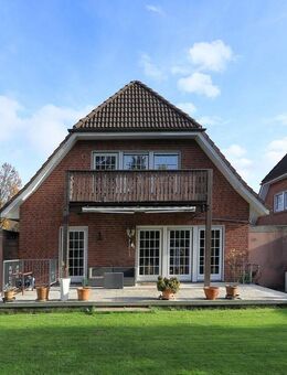 Hochwertig modernisiertes Haus mit Einliegerwohnung, großem Garten und zwei Garagen - Troisdorf