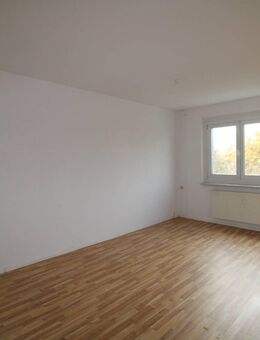 Geräumige 3-Zimmer-Wohnung in Leipzig / Lausen-Grünau! Zentrale Lage, Hausmeisterservice u.v.m. - Leipzig
