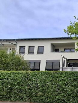 Wunderschöne EG-Wohnung - separater Eingang - eigener Gartenanteil - Keller - Garage - Terrasse - Eningen (Achalm)