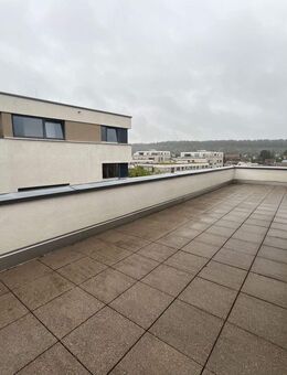 Traumhafte 4-Zimmer-Dachgeschosswohnung mit umlaufender Terrasse - Stuttgart