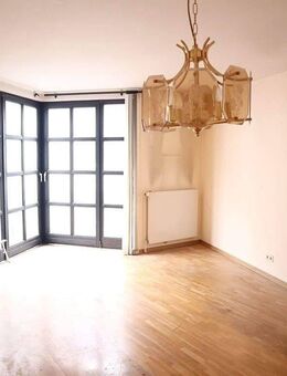 Gut geschnittene 2-Zimmer-DG-Wohnung mit Badewanne, Balkon und Stellplatz! - Bremerhaven