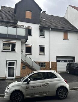 Schönes Ein.-bis Zweifamilienhaus mit viel Potenzial...und großem Garten ! - Helsa