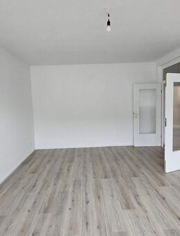 Frisch sanierte, sonnige 2-Zimmer-Wohnung mit Süd-Loggia & TG-Stellplatz - ruhig & zentral - Steinbach (Taunus)