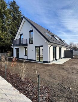 Familiengerechte Doppelhaushälfte mit Souterrain-Bereich, Speicher und großem Garten - München