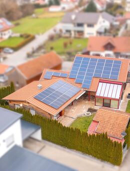 Großzügiges Einfamilienhaus mit Einliegerwohnung / Büro / Praxis mit sep. Zugang, PV, Solar, FBH! - Bayerbach (Ergoldsbach)