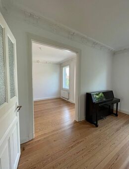 Stilvolle 4-Zimmer-Altbauwohnung mit Balkon - Hamburg