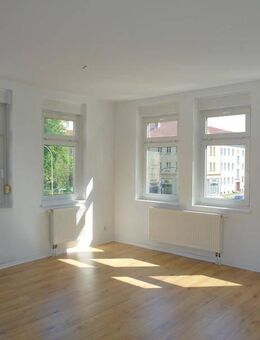Große und helle 2-Zimmer-Wohnung mit neuem Laminatboden "Dielenoptik" und Bad mit Dusche - Senftenberg