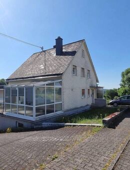 Gemeinde Dreisbach: Freistehendes Einfamilienhaus mit drei Garagen und großem Areal - Dreisbach