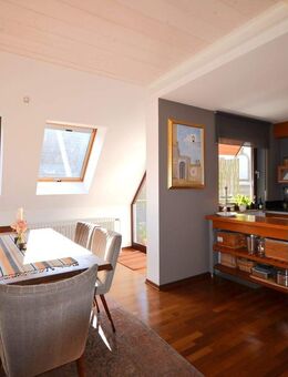 Für Liebhaber besonderer Wohnungen: Dachgeschoss-Maisonette mit Charme & Eleganz in TOP-Zustand - Stuttgart
