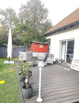 Schönes Zweifamilien- oder Mehrgenerationenhaus mit 2 Garagen und 2 Stellplätzen in ruhiger Lage von Herzogenaurach - Herzogenaurach