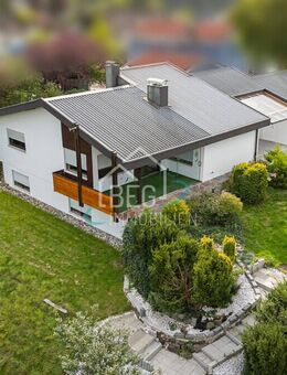 Bungalow mit Charakter: Panoramablick, Gartenidylle und Platz für Generationen - Crailsheim