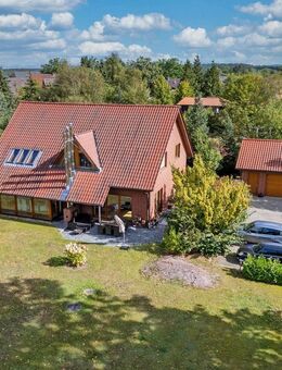 Charme im Grünen: Repräsentatives Zuhause mit Wintergarten und vielseitigem Raumkonzept - Barnstedt