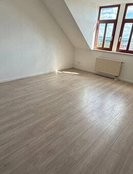 Gemütliche Whg. mit Dachschrägen - NEUES Laminat u.v.m. - Chemnitz