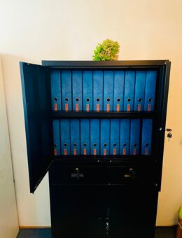 1 edler, schwarzer Aktenschrank — Höhe 1.80m, Länge: 0.90m, Breite 0.40m für nur 399€ (VB) - München Moosach