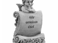 Inschrift Wir vermissen Dich, Inschrift Erinnerung und Trauer mit Engel Figur an Schriftrolle. - Uslar