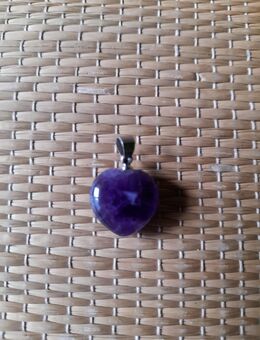 Schmuck: Herz-Anhänger aus violettem Amethyst (echter Stein) - Nürnberg