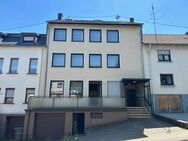 Beidseitig angebautes Mehrfamilienhaus mit großem Grundstück im Herzen von Püttlingen - Püttlingen