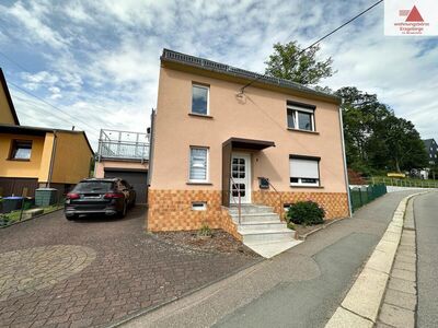 Einfamilienhaus in Röhrsdorf, Chemnitz - Großes Potenzial mit Garage, Balkon & Stellplätzen