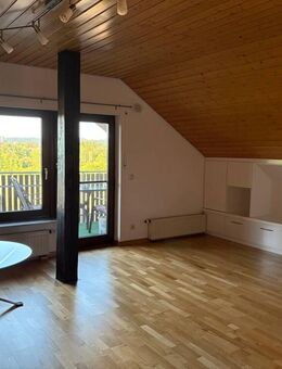 Top gepflegte 4-Zimmer-Dachgeschosswohnung mit Balkon u. EBK in Randlage - Crailsheim