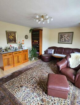 RESERVIERT !!! Wohnen über zwei Etagen mit Wohlfühlcharakter – Gepflegte Maisonette 4-Raum-ETW mit Balkon und Carportstellplatz - Waren (Müritz)