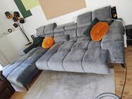 Großes Sofa mit Schlaffunktion und elektrische ein und ausfahrbar - Henstedt-Ulzburg