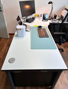 Bürotisch, gebraucht, weiß/grau, Palmberg, für max. komfortablen Arbeitsplatz - Frankfurt (Main)