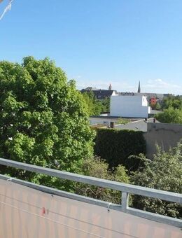 Ab August 2025: Freundliche 3-Zimmer-Wohnung mit schönem Balkon (Hofseite), Laminat & Einbauküche - Chemnitz