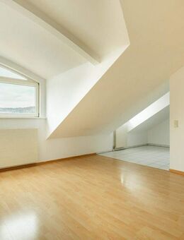 Charmante 2-Zimmer-Dachgeschosswohnung mit moderner Küche, Kellerraum und Stellplatz zu vermieten - Bad Säckingen