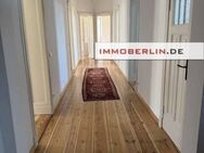 IMMOBERLIN.DE - Toplage im Stadtzentrum! Exzellente Altbauwohnung mit generösem Grundriss, Balkon & Pkw-Stellplatz - Luckenwalde
