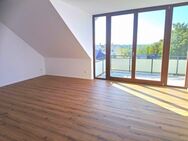 !! Dachgeschoss, großer ca. 13 m² Süd-West-Balkon, 3 Zimmer mit Fußbodenheizung !! - Chemnitz