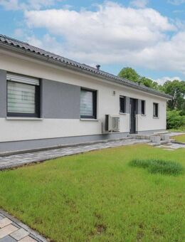 Wohnen auf einer Fläche: Gepflegter Bungalow mit Garten, Terrasse und Doppelgarage - Albstadt