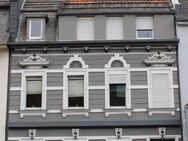 + + imposantes Mehrfamilienhaus + + zentral gelegen + + die Architektur: zurückhaltender Jugendstil + + ideal für Handwerker wie für Investoren + + - Mönchengladbach