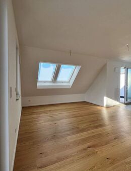 Gemütliche NEUBAU-DG-Wohnung über zwei Etagen mit sonniger Dachterrasse und Balkon - München