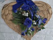 Dekoherz mit blauem Blumengesteck - Calden