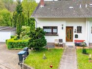 Investieren Sie in Ihr Eigenheim + schöne Doppelhaushälfte mit Blick ins Grüne + Garten + Garage zu verkaufen - Merzig