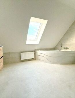 Gornau bei Chemnitz: Neu sanierte 3,5 Raum-Maisonette-Eigentumswohnung mit Sonnenbalkon & Tiefgarage - Gornau (Erzgebirge)