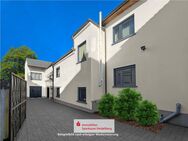 Großzügiges Zweifamilienhaus mit Balkon und Garage in Neulußheim - Neulußheim