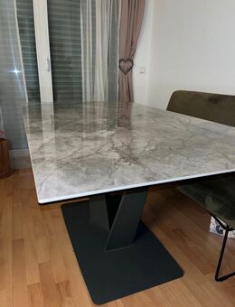 Esstisch mit Marmorplattenoptik - Siegburg Zentrum