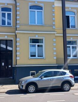geräumige Dachgeschosswohnung mit Terrasse und Aussicht in den Garten - Schwerin