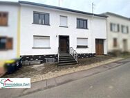 PLATZ FÜR DIE FAMILIE: GROßES WOHNHAUS MIT GARAGE UND STELLPLÄTZEN - Perl