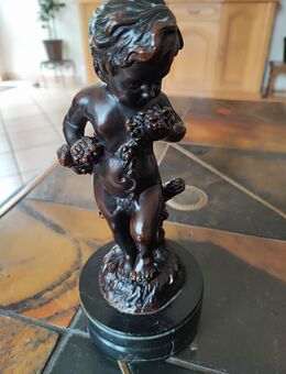 Bronzefigur Junge mit Trauben auf Astkabel von Auguste Moreau - Brilon